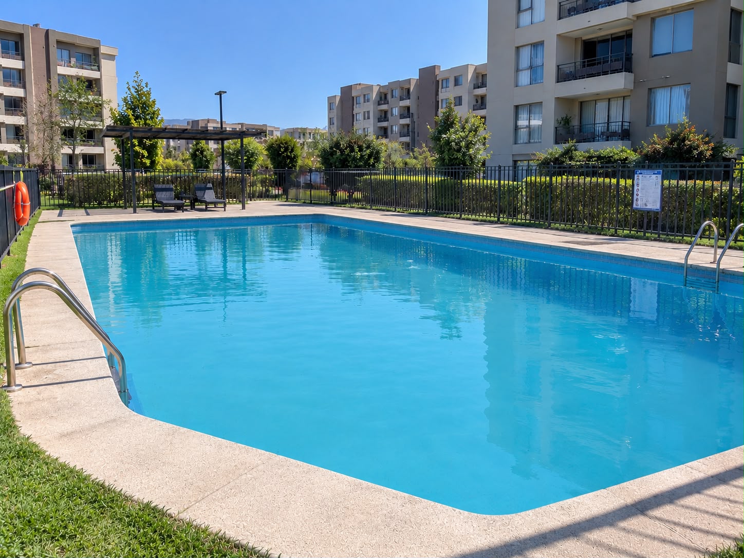 Piscina de condominio mantenida por Zagal Piscinas