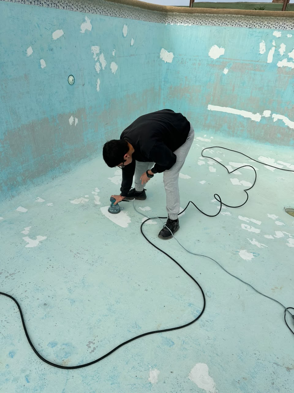 Trabajo de lijado en una piscina